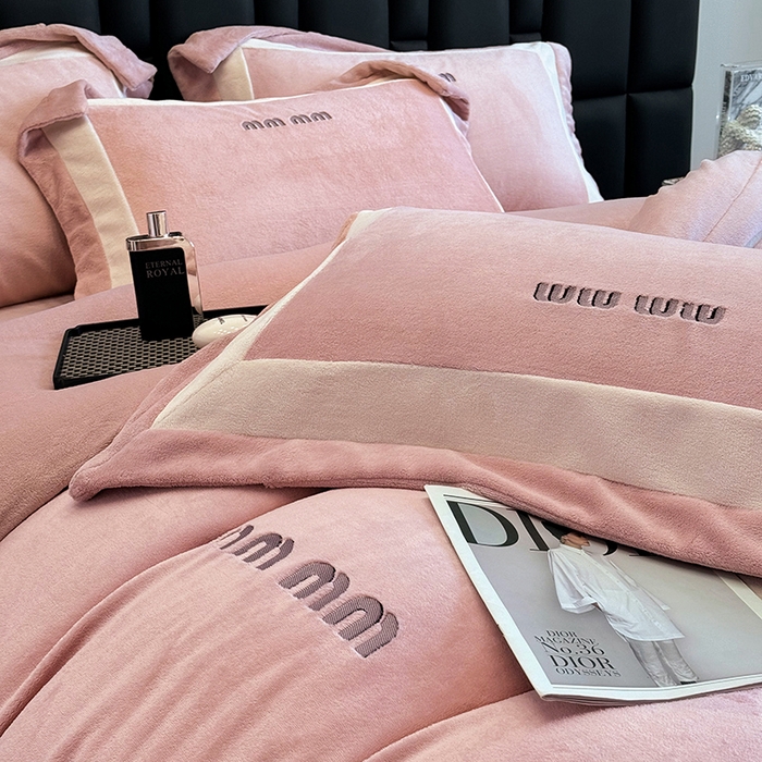 91家纺网 家纺一手货源 找家纺 懒猫家纺 2025新款轻奢拼接牛奶绒四件套-缪斯 缪斯-桃喜粉