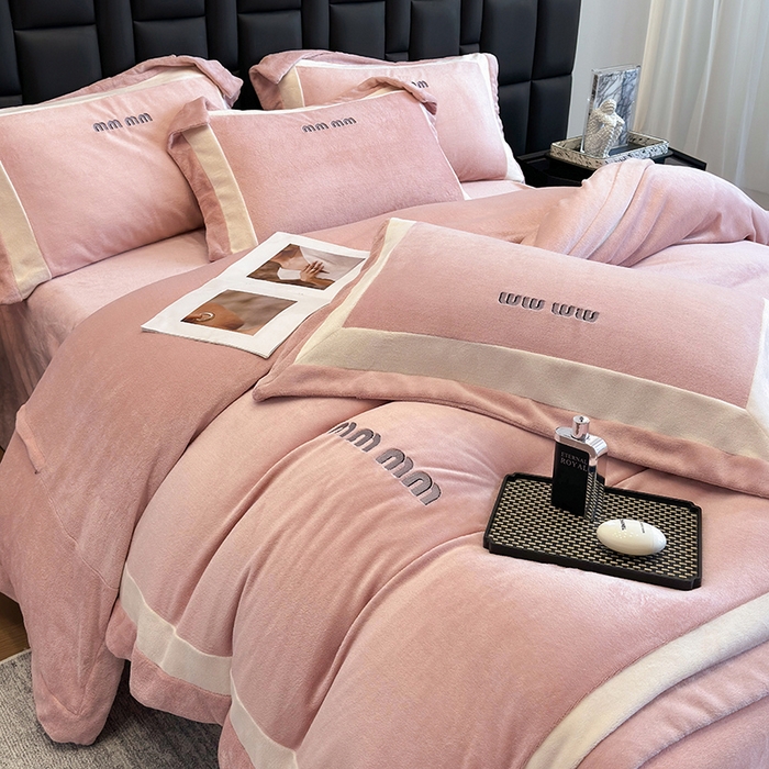 91家纺网 家纺一手货源 找家纺 懒猫家纺 2025新款轻奢拼接牛奶绒四件套-缪斯 缪斯-桃喜粉