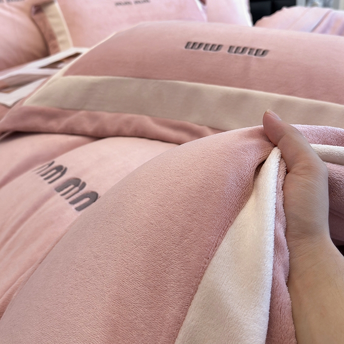 91家纺网 家纺一手货源 找家纺 懒猫家纺 2025新款轻奢拼接牛奶绒四件套-缪斯 缪斯-桃喜粉