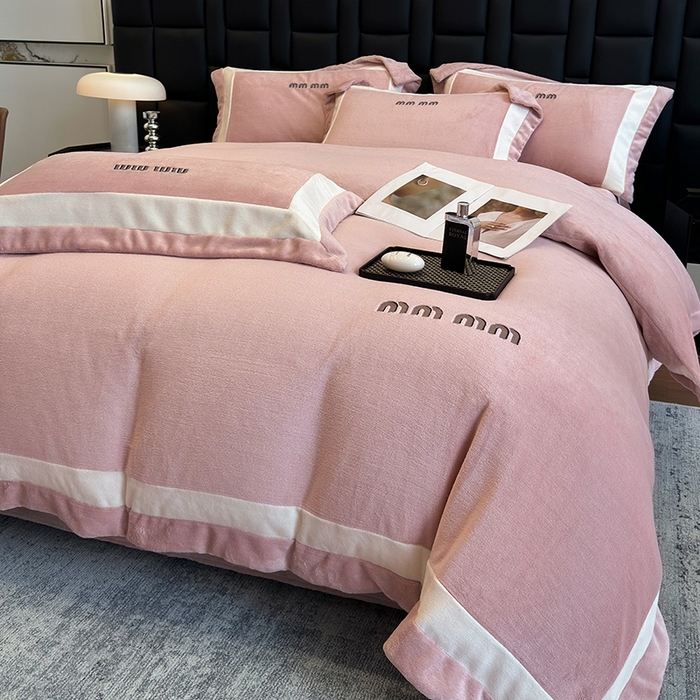 91家纺网 家纺一手货源 找家纺 懒猫家纺 2025新款轻奢拼接牛奶绒四件套-缪斯 缪斯-桃喜粉