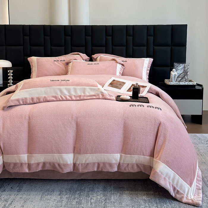 91家纺网 家纺一手货源 找家纺 懒猫家纺 2025新款轻奢拼接牛奶绒四件套-缪斯 缪斯-桃喜粉