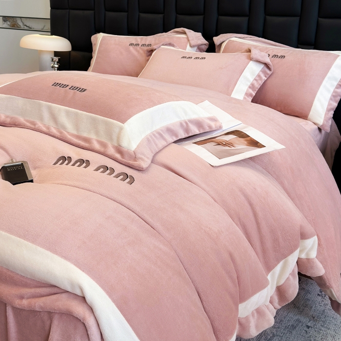 91家纺网 家纺一手货源 找家纺 懒猫家纺 2025新款轻奢拼接牛奶绒四件套-缪斯 缪斯-桃喜粉