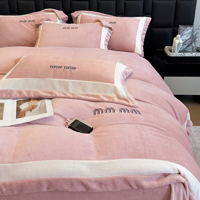 91家纺网 家纺一手货源 找家纺 懒猫家纺 2025新款轻奢拼接牛奶绒四件套-缪斯 缪斯-桃喜粉