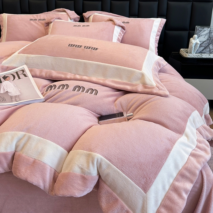 91家纺网 家纺一手货源 找家纺 懒猫家纺 2025新款轻奢拼接牛奶绒四件套-缪斯 缪斯-桃喜粉
