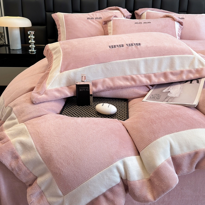 91家纺网 家纺一手货源 找家纺 懒猫家纺 2025新款轻奢拼接牛奶绒四件套-缪斯 缪斯-桃喜粉