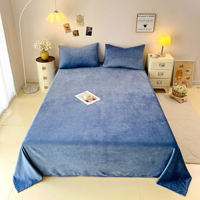 91家纺网 家纺一手货源 找家纺 芷凡家纺 2025新款A类牛奶绒纯色条纹格子床单 牛奶绒床单-宝蓝