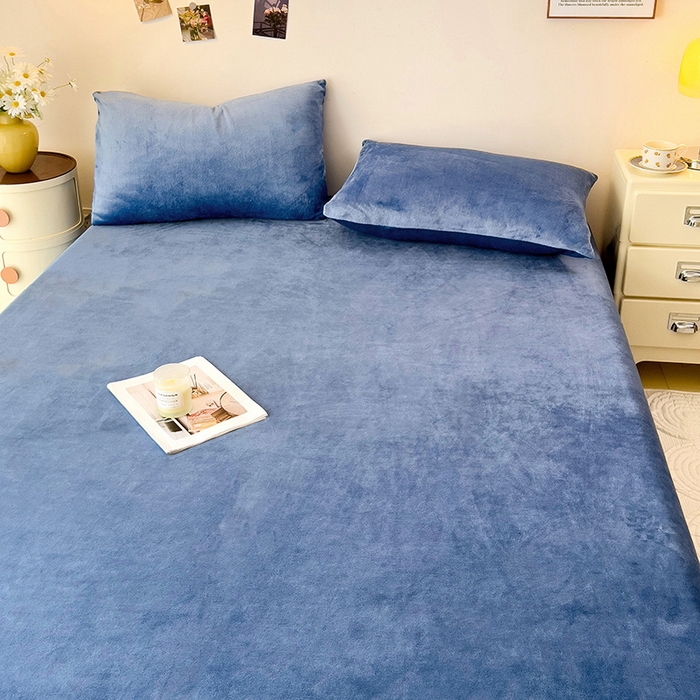 91家纺网 家纺一手货源 找家纺 芷凡家纺 2025新款A类牛奶绒纯色条纹格子床单 牛奶绒床单-宝蓝