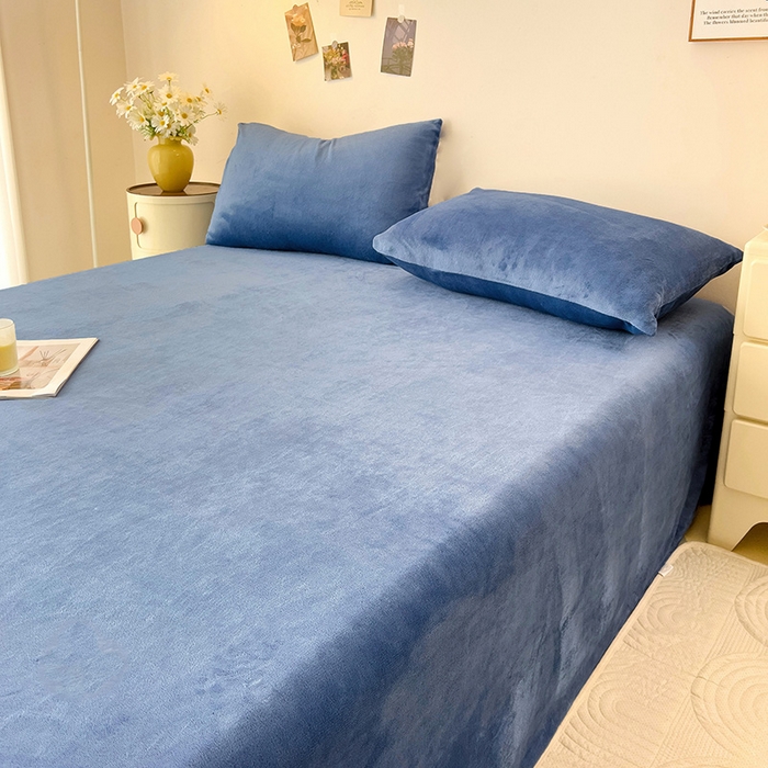 91家纺网 家纺一手货源 找家纺 芷凡家纺 2025新款A类牛奶绒纯色条纹格子床单 牛奶绒床单-宝蓝