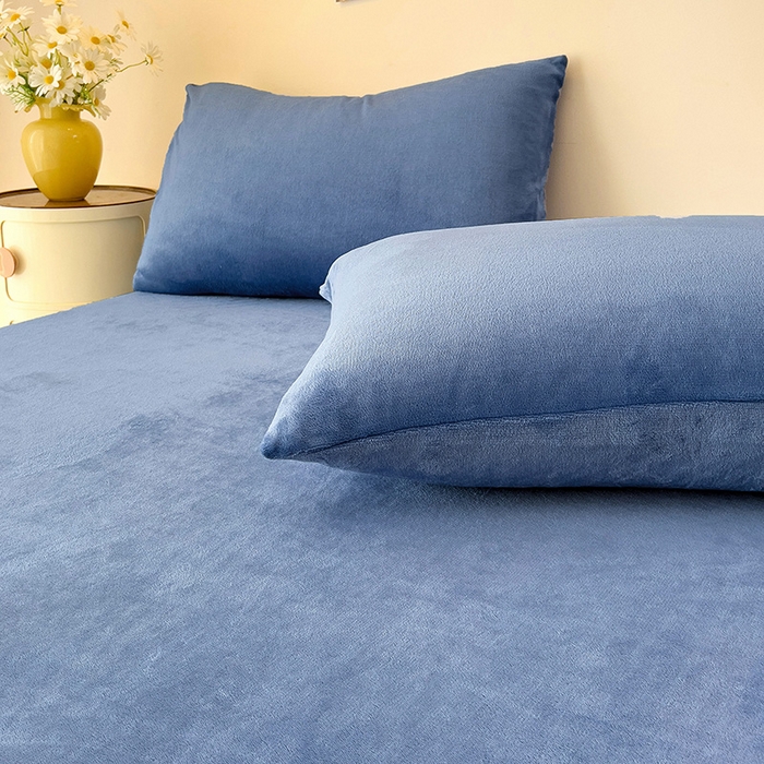 91家纺网 家纺一手货源 找家纺 芷凡家纺 2025新款A类牛奶绒纯色条纹格子床单 牛奶绒床单-宝蓝