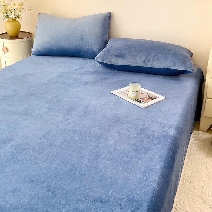 91家纺网 家纺一手货源 找家纺 芷凡家纺 2025新款A类牛奶绒纯色条纹格子床单 牛奶绒床单-宝蓝