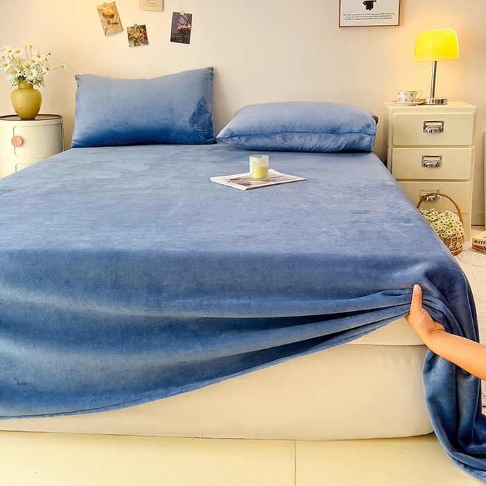 91家纺网 家纺一手货源 找家纺 芷凡家纺 2025新款A类牛奶绒纯色条纹格子床单 牛奶绒床单-宝蓝