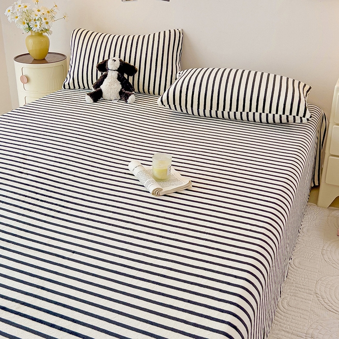 91家纺网 家纺一手货源 找家纺 芷凡家纺 2025新款A类牛奶绒纯色条纹格子床单 牛奶绒床单-黑条