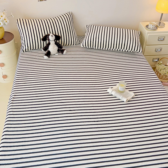 91家纺网 家纺一手货源 找家纺 芷凡家纺 2025新款A类牛奶绒纯色条纹格子床单 牛奶绒床单-黑条