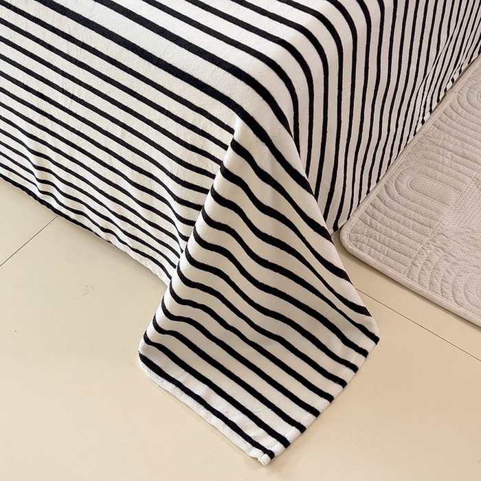 91家纺网 家纺一手货源 找家纺 芷凡家纺 2025新款A类牛奶绒纯色条纹格子床单 牛奶绒床单-黑条