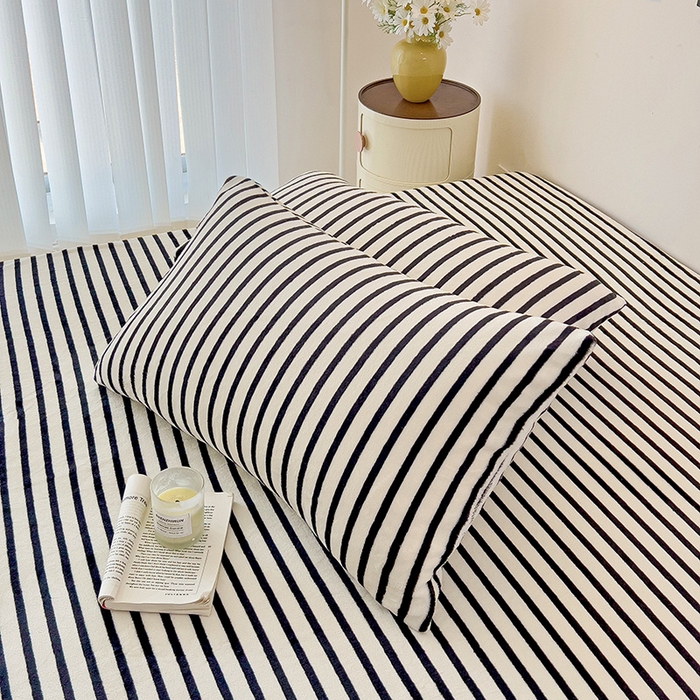 91家纺网 家纺一手货源 找家纺 芷凡家纺 2025新款A类牛奶绒纯色条纹格子床单 牛奶绒床单-黑条