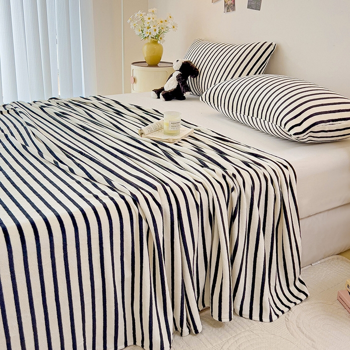 91家纺网 家纺一手货源 找家纺 芷凡家纺 2025新款A类牛奶绒纯色条纹格子床单 牛奶绒床单-黑条