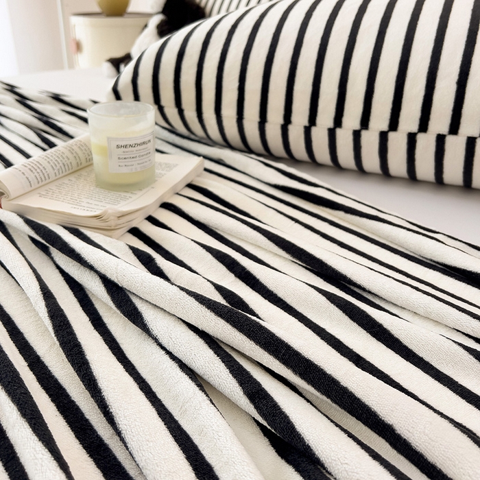 91家纺网 家纺一手货源 找家纺 芷凡家纺 2025新款A类牛奶绒纯色条纹格子床单 牛奶绒床单-黑条