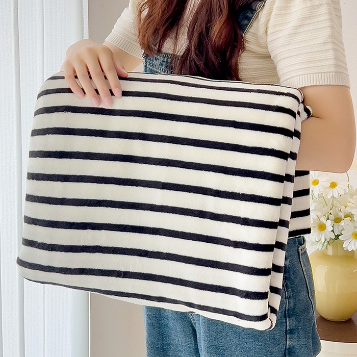 91家纺网 家纺一手货源 找家纺 芷凡家纺 2025新款A类牛奶绒纯色条纹格子床单 牛奶绒床单-黑条