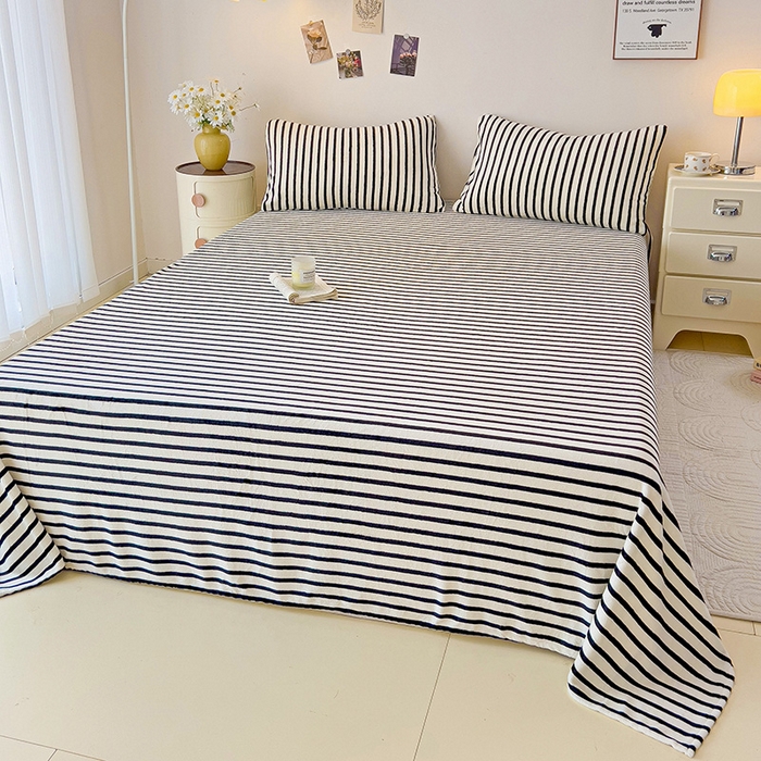 91家纺网 家纺一手货源 找家纺 芷凡家纺 2025新款A类牛奶绒纯色条纹格子床单 牛奶绒床单-黑条