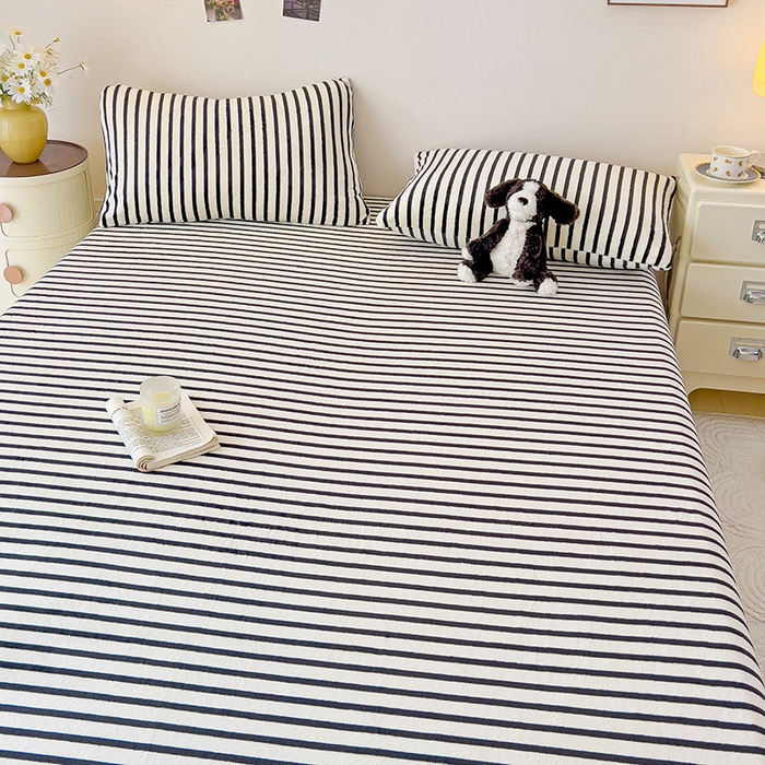 91家纺网 家纺一手货源 找家纺 芷凡家纺 2025新款A类牛奶绒纯色条纹格子床单 牛奶绒床单-黑条