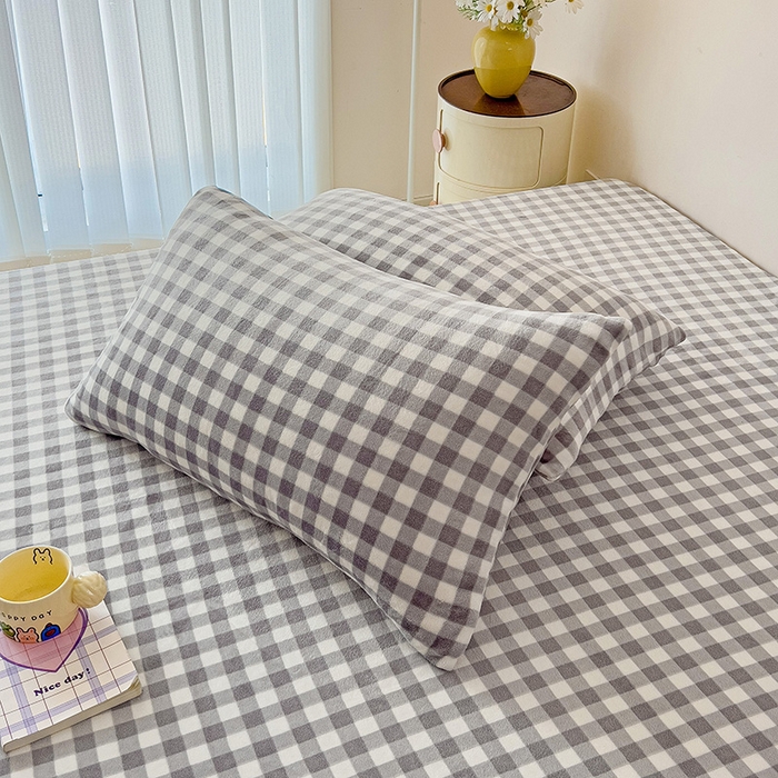 91家纺网 家纺一手货源 找家纺 芷凡家纺 2025新款A类牛奶绒纯色条纹格子床单 牛奶绒床单-灰格