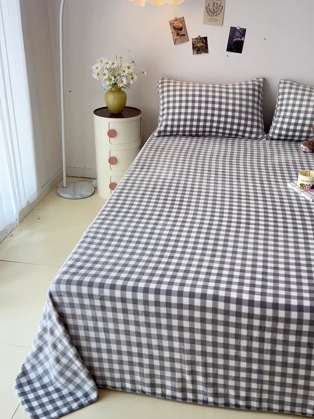 91家纺网 家纺一手货源 找家纺 芷凡家纺 2025新款A类牛奶绒纯色条纹格子床单 牛奶绒床单-灰格