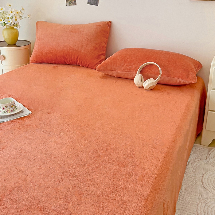 91家纺网 家纺一手货源 找家纺 芷凡家纺 2025新款A类牛奶绒纯色条纹格子床单 牛奶绒床单-焦糖