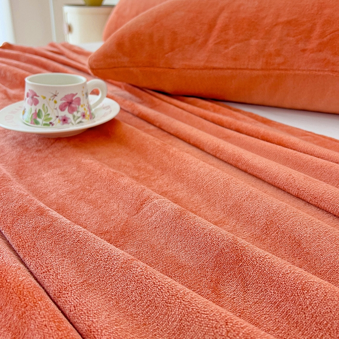 91家纺网 家纺一手货源 找家纺 芷凡家纺 2025新款A类牛奶绒纯色条纹格子床单 牛奶绒床单-焦糖