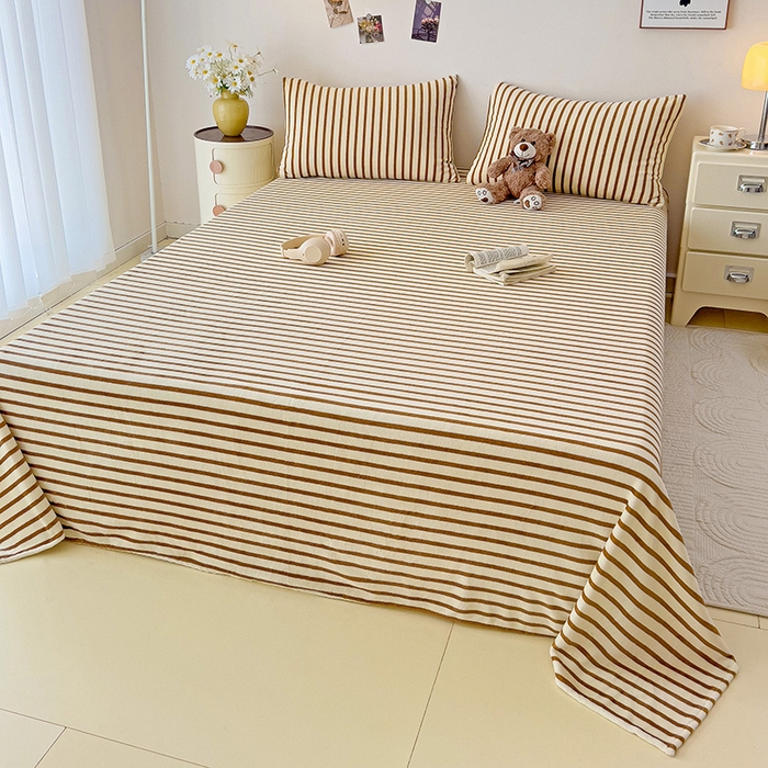 91家纺网 家纺一手货源 找家纺 芷凡家纺 2025新款A类牛奶绒纯色条纹格子床单 牛奶绒床单-咖条