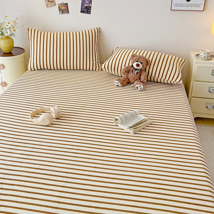 91家纺网 家纺一手货源 找家纺 芷凡家纺 2025新款A类牛奶绒纯色条纹格子床单 牛奶绒床单-咖条