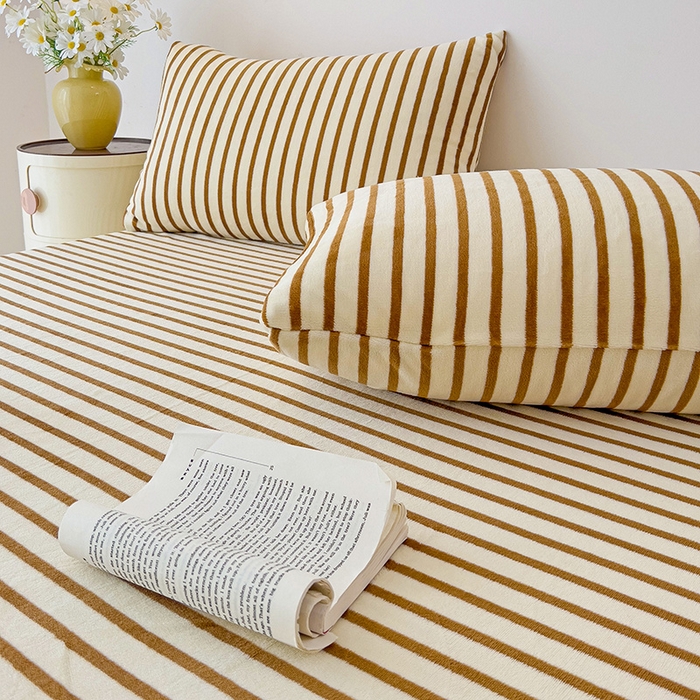 91家纺网 家纺一手货源 找家纺 芷凡家纺 2025新款A类牛奶绒纯色条纹格子床单 牛奶绒床单-咖条