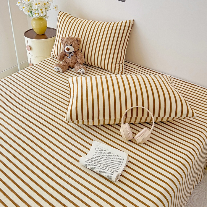 91家纺网 家纺一手货源 找家纺 芷凡家纺 2025新款A类牛奶绒纯色条纹格子床单 牛奶绒床单-咖条