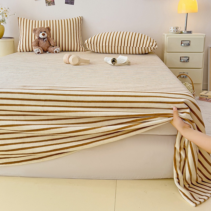 91家纺网 家纺一手货源 找家纺 芷凡家纺 2025新款A类牛奶绒纯色条纹格子床单 牛奶绒床单-咖条