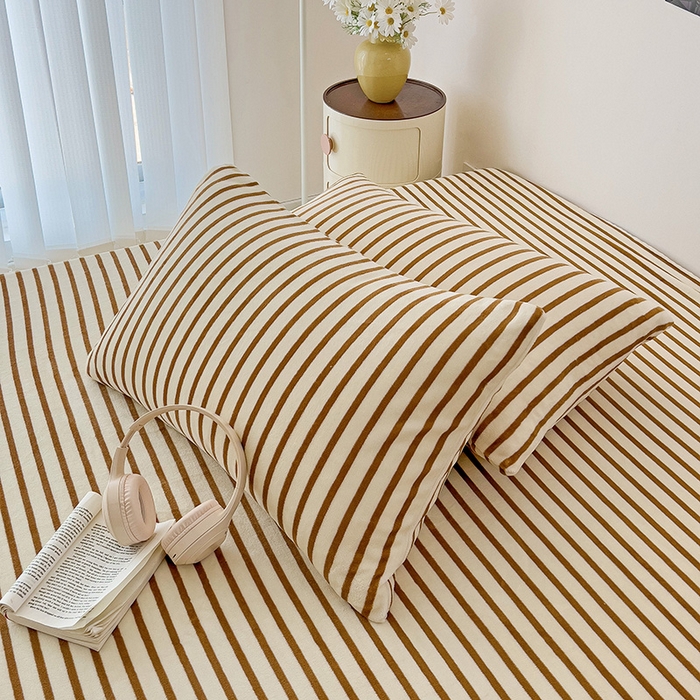 91家纺网 家纺一手货源 找家纺 芷凡家纺 2025新款A类牛奶绒纯色条纹格子床单 牛奶绒床单-咖条