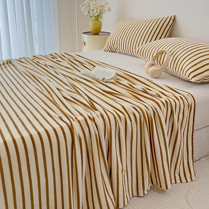 91家纺网 家纺一手货源 找家纺 芷凡家纺 2025新款A类牛奶绒纯色条纹格子床单 牛奶绒床单-咖条