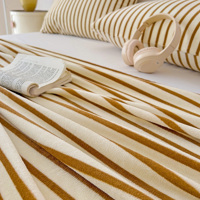 91家纺网 家纺一手货源 找家纺 芷凡家纺 2025新款A类牛奶绒纯色条纹格子床单 牛奶绒床单-咖条