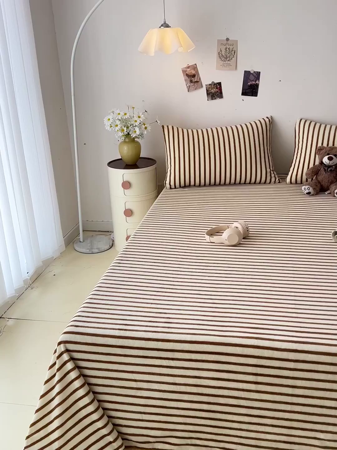 91家纺网 家纺一手货源 找家纺 芷凡家纺 2025新款A类牛奶绒纯色条纹格子床单 牛奶绒床单-咖条