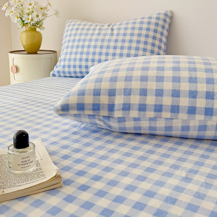 91家纺网 家纺一手货源 找家纺 芷凡家纺 2025新款A类牛奶绒纯色条纹格子床单 牛奶绒床单-蓝格