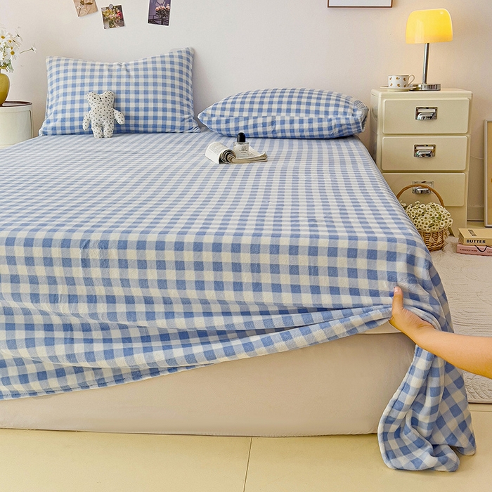 91家纺网 家纺一手货源 找家纺 芷凡家纺 2025新款A类牛奶绒纯色条纹格子床单 牛奶绒床单-蓝格