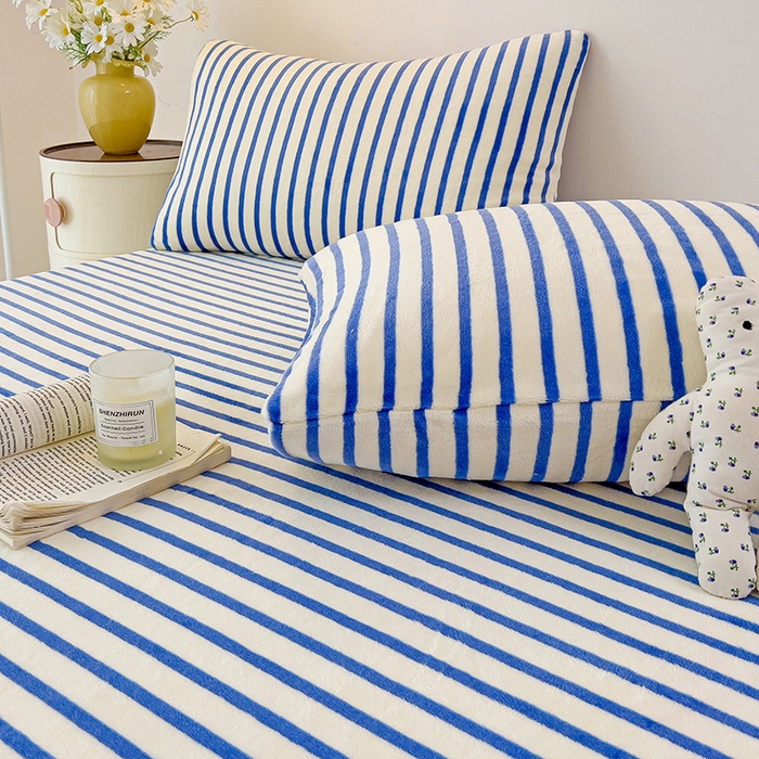 91家纺网 家纺一手货源 找家纺 芷凡家纺 2025新款A类牛奶绒纯色条纹格子床单 牛奶绒床单-蓝条