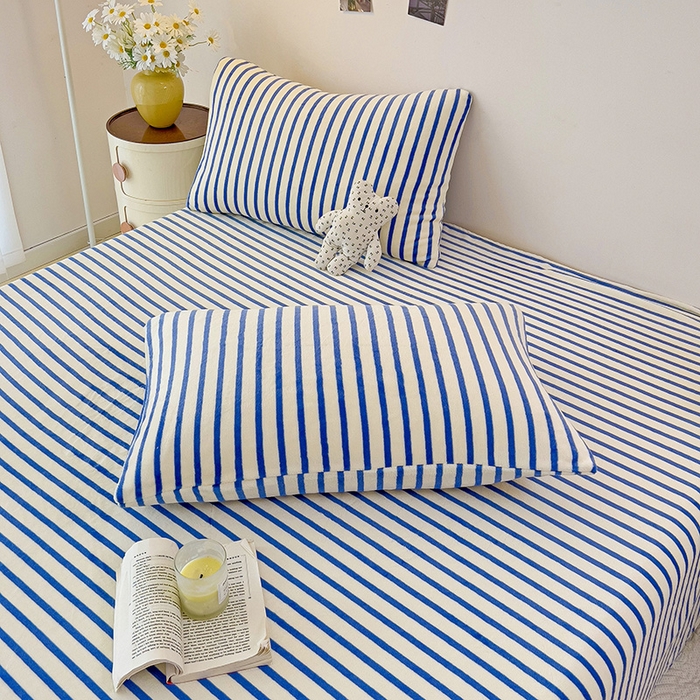 91家纺网 家纺一手货源 找家纺 芷凡家纺 2025新款A类牛奶绒纯色条纹格子床单 牛奶绒床单-蓝条