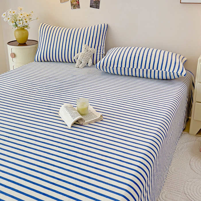 91家纺网 家纺一手货源 找家纺 芷凡家纺 2025新款A类牛奶绒纯色条纹格子床单 牛奶绒床单-蓝条