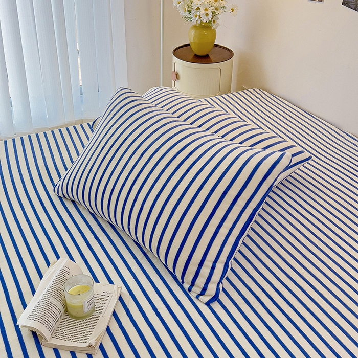 91家纺网 家纺一手货源 找家纺 芷凡家纺 2025新款A类牛奶绒纯色条纹格子床单 牛奶绒床单-蓝条