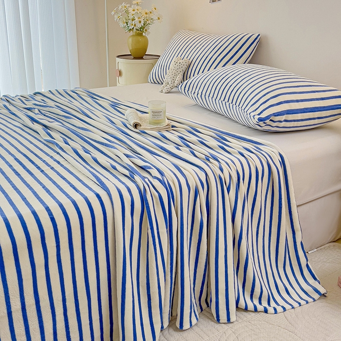 91家纺网 家纺一手货源 找家纺 芷凡家纺 2025新款A类牛奶绒纯色条纹格子床单 牛奶绒床单-蓝条