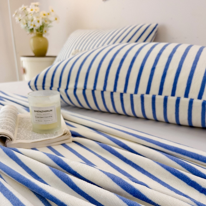 91家纺网 家纺一手货源 找家纺 芷凡家纺 2025新款A类牛奶绒纯色条纹格子床单 牛奶绒床单-蓝条