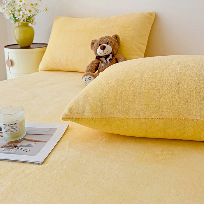 91家纺网 家纺一手货源 找家纺 芷凡家纺 2025新款A类牛奶绒纯色条纹格子床单 牛奶绒床单-奶黄