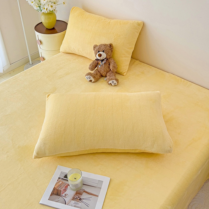 91家纺网 家纺一手货源 找家纺 芷凡家纺 2025新款A类牛奶绒纯色条纹格子床单 牛奶绒床单-奶黄