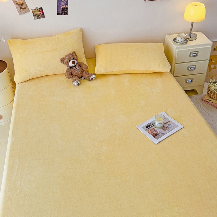 91家纺网 家纺一手货源 找家纺 芷凡家纺 2025新款A类牛奶绒纯色条纹格子床单 牛奶绒床单-奶黄