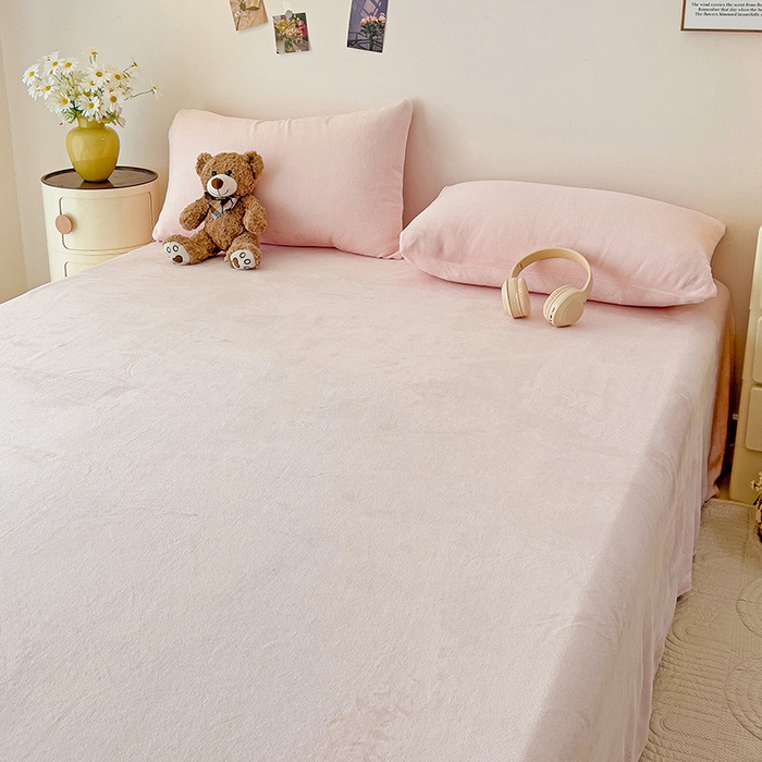 91家纺网 家纺一手货源 找家纺 芷凡家纺 2025新款A类牛奶绒纯色条纹格子床单 牛奶绒床单-嫩粉