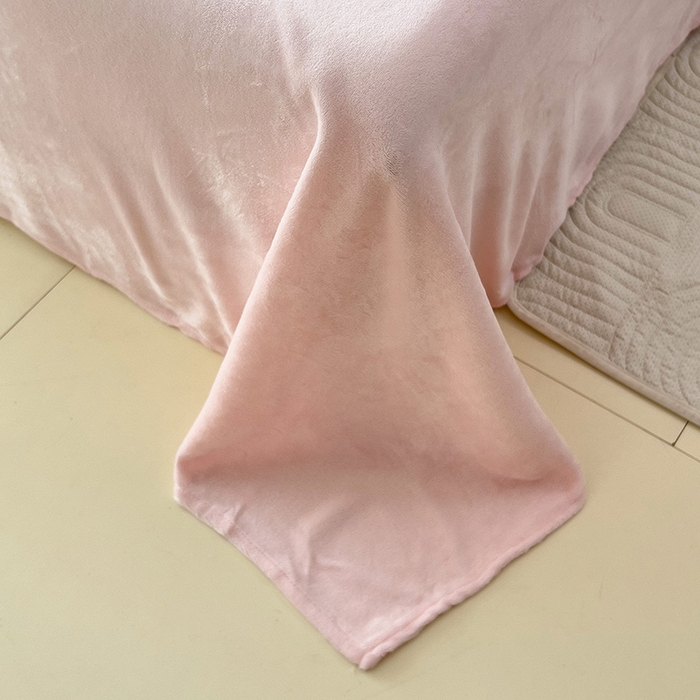 91家纺网 家纺一手货源 找家纺 芷凡家纺 2025新款A类牛奶绒纯色条纹格子床单 牛奶绒床单-嫩粉